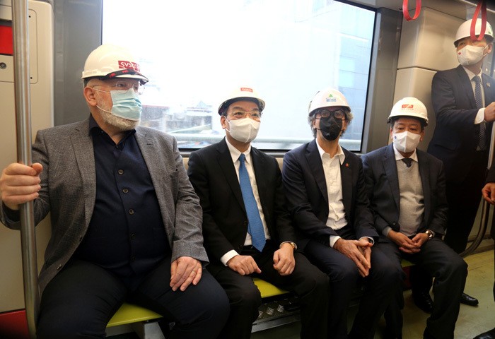 Phó Chủ tịch Ủy ban châu Âu cùng Chủ tịch Hà Nội đi thử tàu điện metro. Ảnh: Trần Thường.