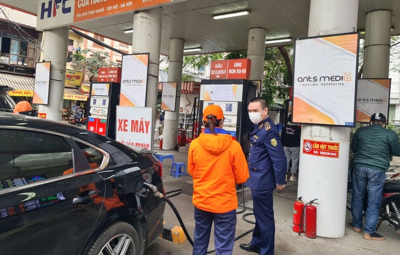 Lực lượng Quản lý thị trường Hà Nội kiểm tra các cửa hàng kinh doanh xăng dầu trên địa bàn.