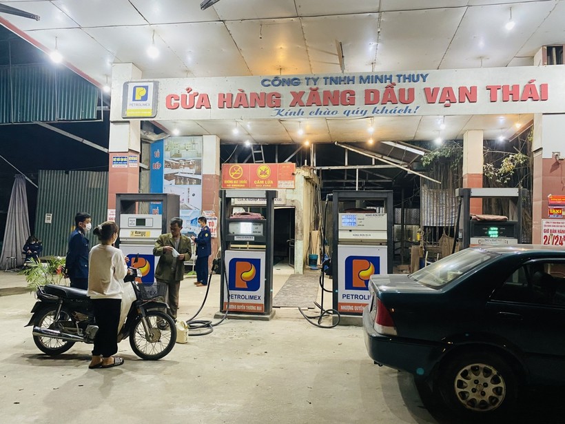 Lực lượng QLTT Hà Nội tiến hành kiểm tra một cửa hàng xăng dầu.