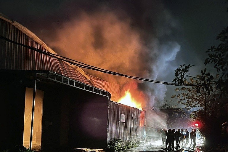 Lực lượng chức năng cứu hỏa trong vụ cháy nhà kho của Công ty cổ phần bê tông Thịnh Liệt.