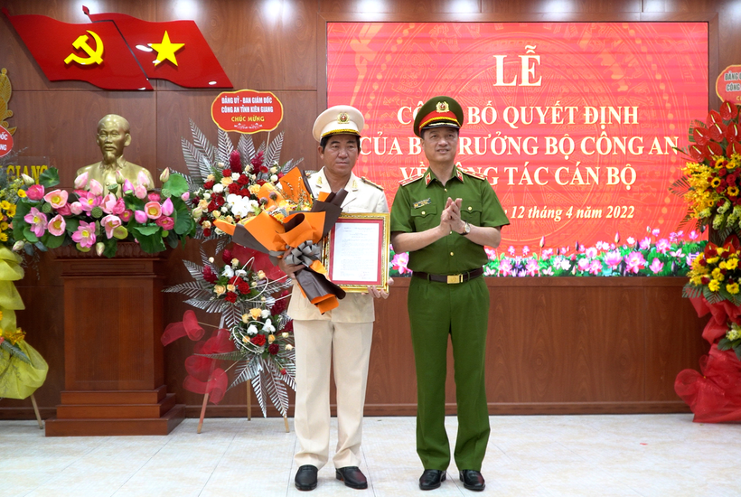 Trung tướng Nguyễn Duy Ngọc, Thứ trưởng Bộ Công an trao quyết định bổ nhiệm Giám đốc Công an tỉnh Kiên Giang cho Đại tá Nguyễn Văn Hận.