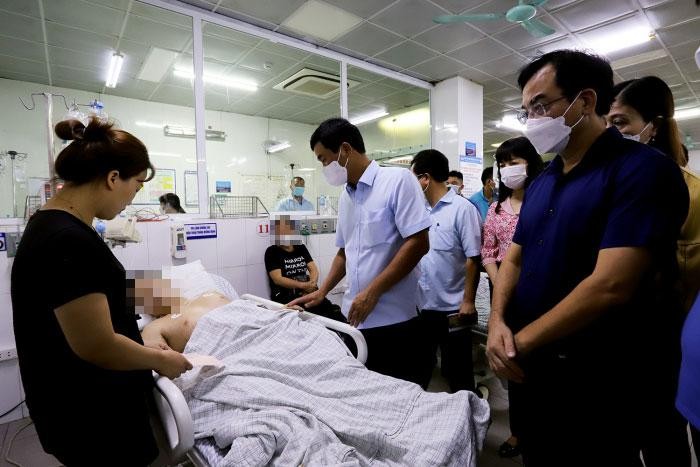 Cơ quan chức năng tỉnh Phú Thọ đến thăm hỏi nạn nhân bị thương sau vụ việc.