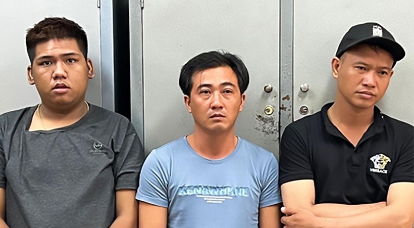 Các đối tượng (từ trái qua) gồm: Võ Minh Thông, Nguyễn Duy Tính và Nguyễn Mạnh Thường đang bị công an tạm giữ hình sự.