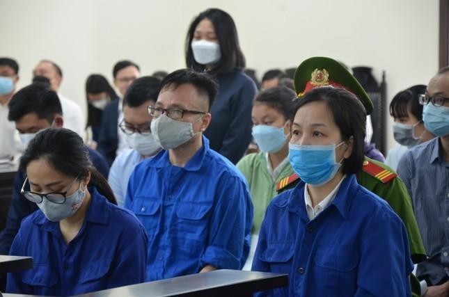 Nguyễn Thị Hà Thành (bên phải) cùng đồng phạm tại phiên sơ thẩm bị hoãn.