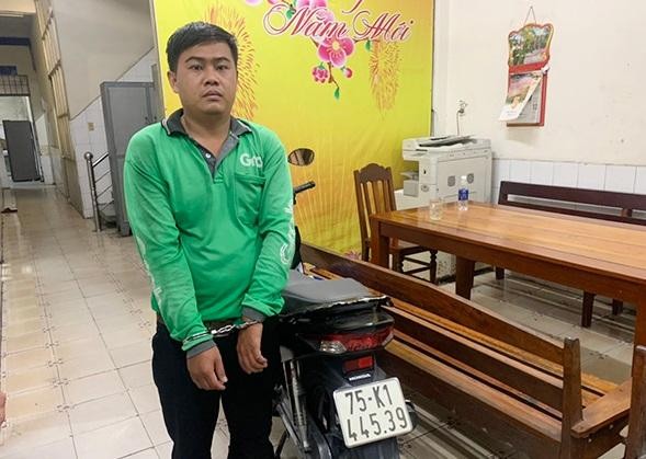 Nguyễn Chí Thông cùng tang vật của vụ án tại cơ quan công an.