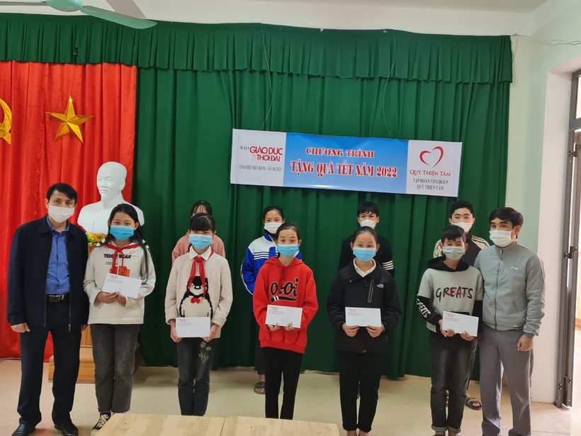 Báo GD&TĐ, tập đoàn Vingroup trao quà Tết cho học sinh nghèo miền núi Hà Tĩnh