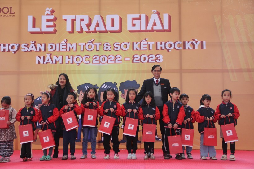  iSchool Hà Tĩnh trao giải cho các thợ săn điểm tốt