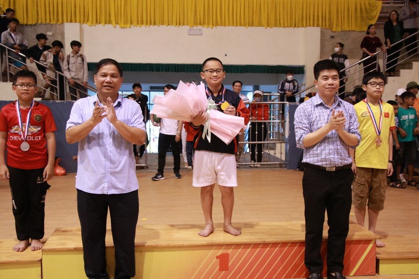 Em Hồ Nguyễn Nam Phong – lớp 5A2 giành huy chương Vàng nội dung bơi ếch nam