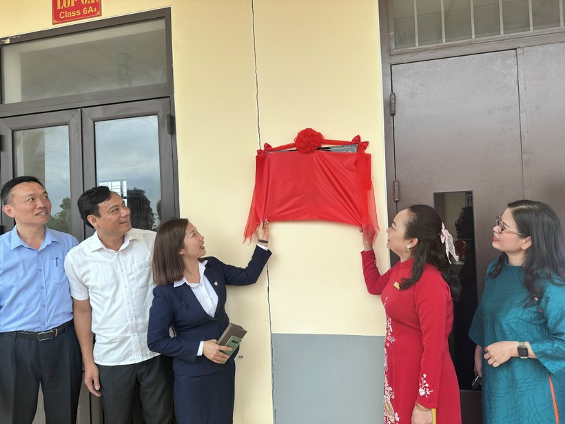 Quỹ Minh Đức tặng phòng học máy tính Trường THCS Nguyễn Trọng Bình (Hà Tĩnh) nhân dịp khai giảng năm học mới.