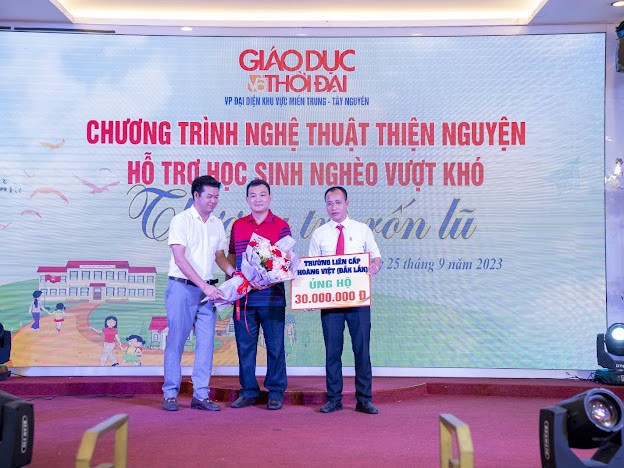 Trường Liên cấp Hoàng Việt (Đắk Lắk) trao biểu trưng 30 triệu đồng ủng hộ chương trình. ảnh 18