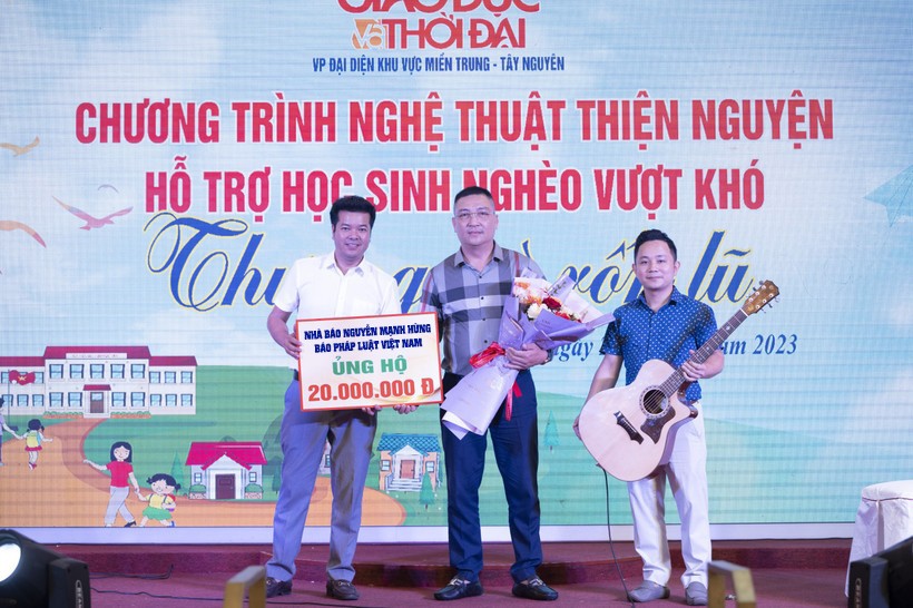 Nhà báo Nguyễn Mạnh Hùng - Phó Trưởng đại diện Báo Pháp luật Việt Nam, khu vực Đông Nam Bộ đấu giá thành công cây đàn guitar gây quỹ với mức giá 20 triệu đồng. ảnh 33