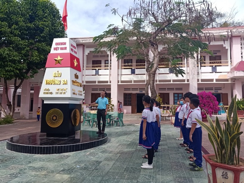 Cột mốc Trường Sa được đặt giữa sân trường để các em học sinh biết về biển đảo và bảo vệ biển đảo.