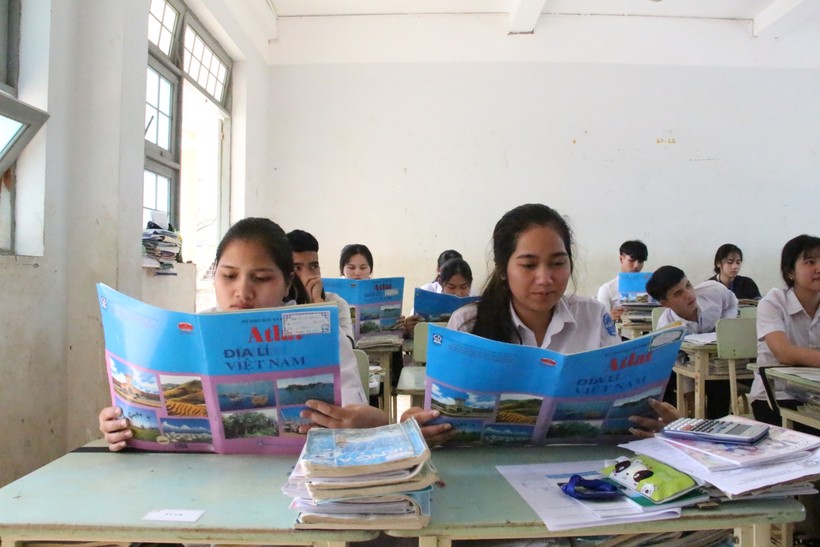 Các em học sinh tại Kon Tum học và ôn tập môn Địa lí để chuẩn bị cho kỳ thi tốt nghiệp THPT 2021.