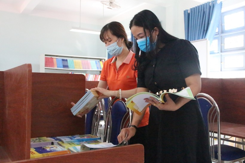 Trường Tiểu học Trần Phú (TP Kon Tum) chuẩn bị SGK lớp 2 trước thềm năm học mới.