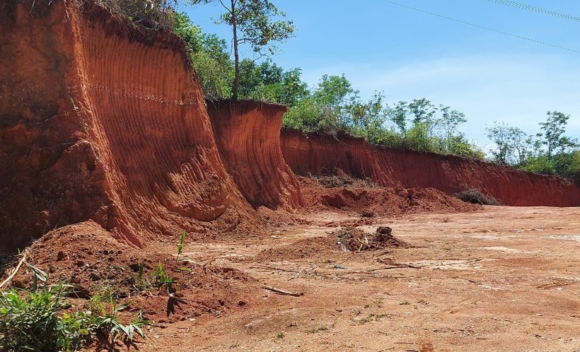 Một điểm khai thác đất trên địa bàn huyện Ngọc Hồi.