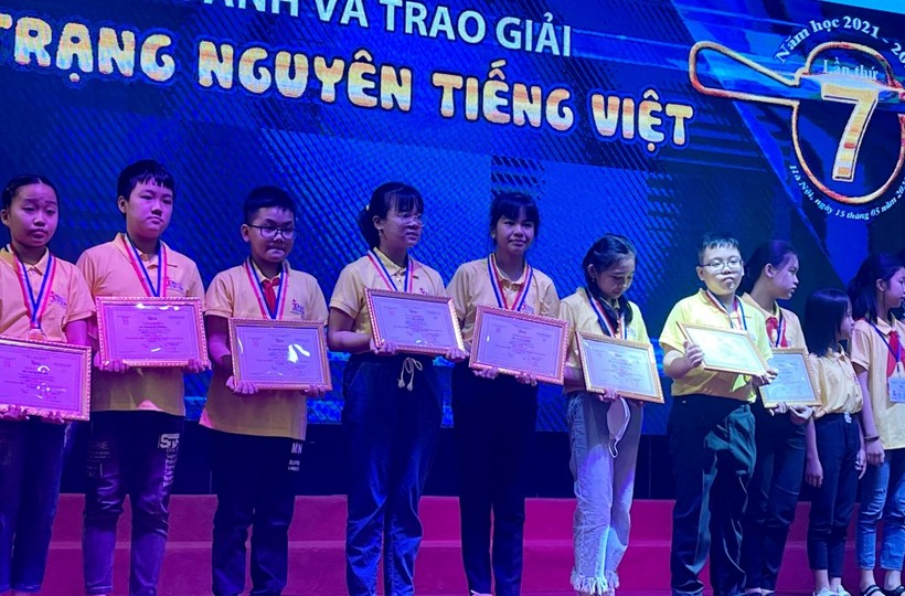 Em Trương Khánh Huyền (thứ 5, từ trái sang) đạt giải Ba cuộc thi Trạng nguyên Tiếng Việt cấp quốc gia dành cho học sinh Tiểu học.