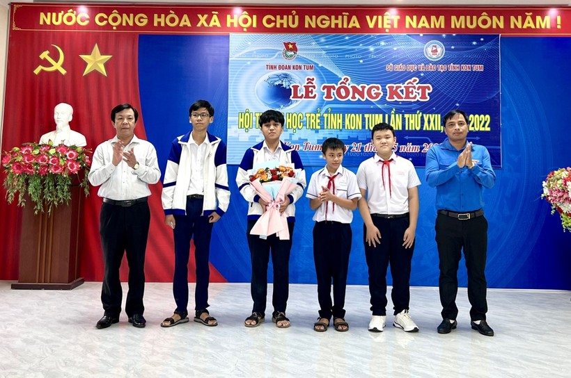Ông Đoàn Thành Nhân (ngoài cùng bên trái), Phó Giám đốc Sở GD&ĐT Kon Tum chúc mừng các thí sinh.
