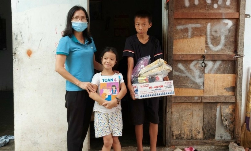 Cô Trần Thị Thu Thuỷ đến thăm và tặng quà cho học sinh khó khăn.
