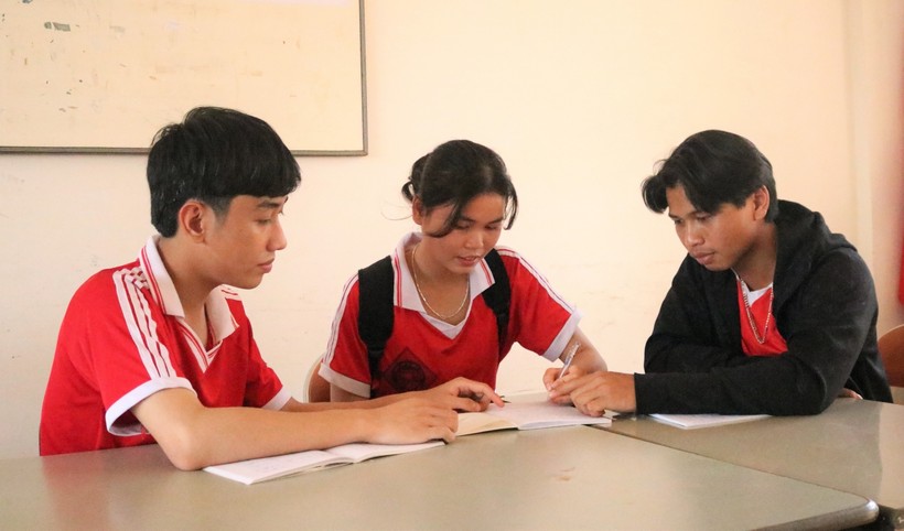 Học sinh Gia Lai ôn tập chuẩn bị cho Kỳ thi tốt nghiệp THPT năm 2022.