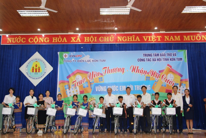 Công ty Điện lực Kon Tum trao 10 chiếc xe đạp cho các em nhỏ tại Trung tâm.