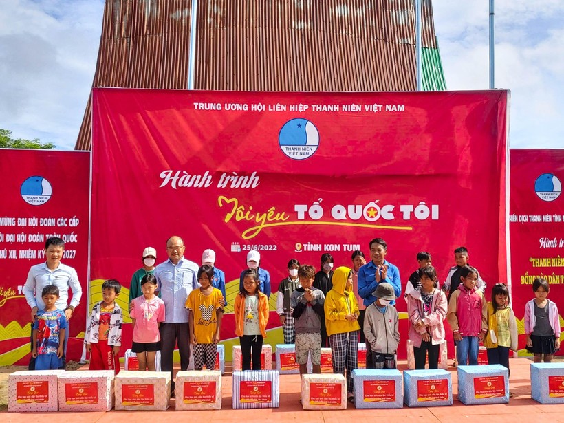 Hội Liên hiệp thanh niên Việt Nam tỉnh Kon Tum tặng 20 suất quà cho các em nhỏ khó khăn.