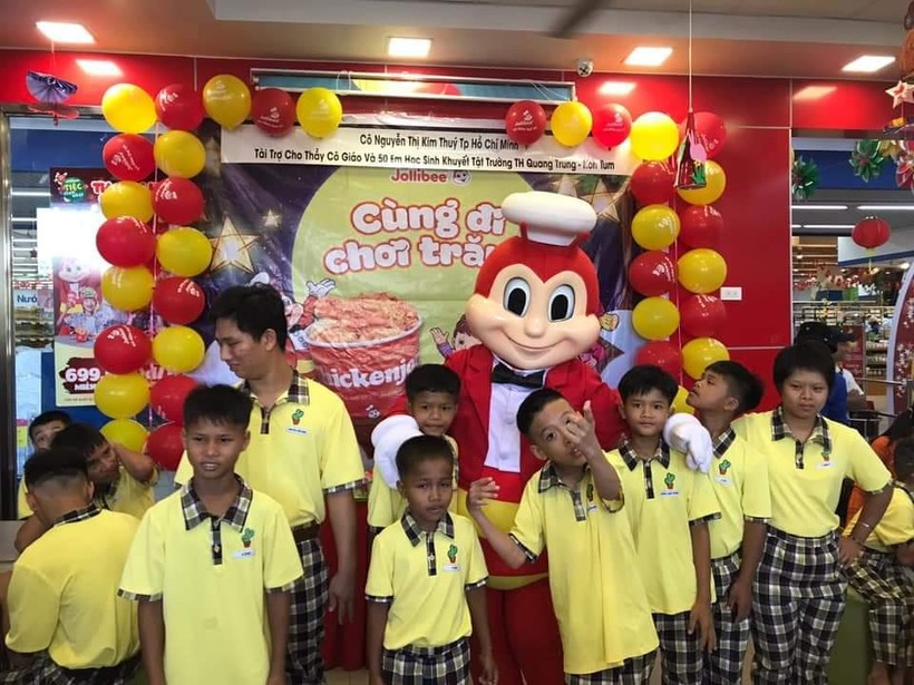 Các em nhỏ tại Trung Tâm Bảo trợ và Công tác xã hội tỉnh Kon Tum được tham quan, giáo dục kĩ năng tại siêu thị.