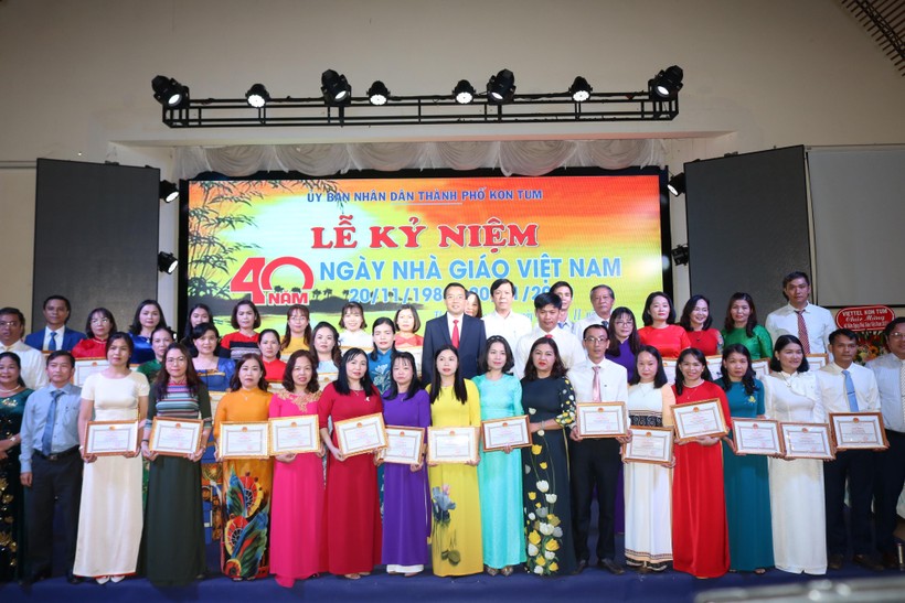 UBND thành phố Kon Tum khen thưởng các giáo viên có thành tích xuất sắc.