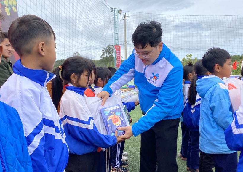 Anh Nguyễn Văn Mạnh, Phó Bí thư Tỉnh đoàn Kon Tum tặng quà Tết cho học sinh.