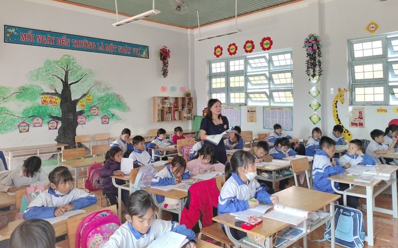 Cô giáo vượt hàng trăm km dạy chữ cho học sinh dân tộc thiểu số ảnh 1
