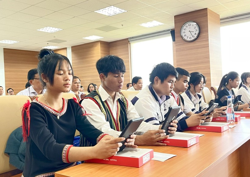 Trao hơn 11.300 máy tính bảng cho học sinh khó khăn tại Kon Tum ảnh 2