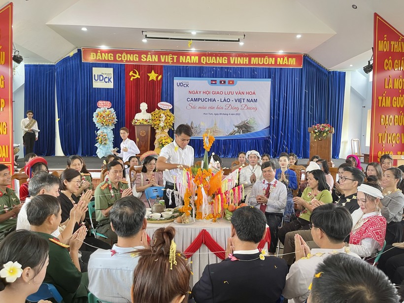 Lưu học sinh Lào, Campuchia vui Tết cổ truyền tại Việt Nam ảnh 3