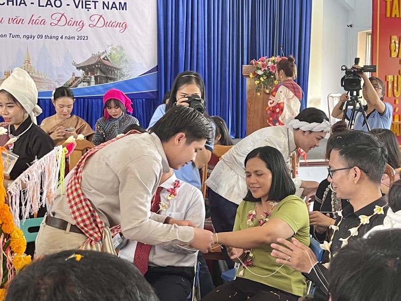 Lưu học sinh Lào, Campuchia vui Tết cổ truyền tại Việt Nam ảnh 4