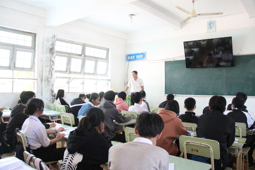 Thầy Nguyễn Bách Sa, giáo viên trường Phổ thông DTNT huyện Đăk Hà ôn tập cho học sinh lớp 12.