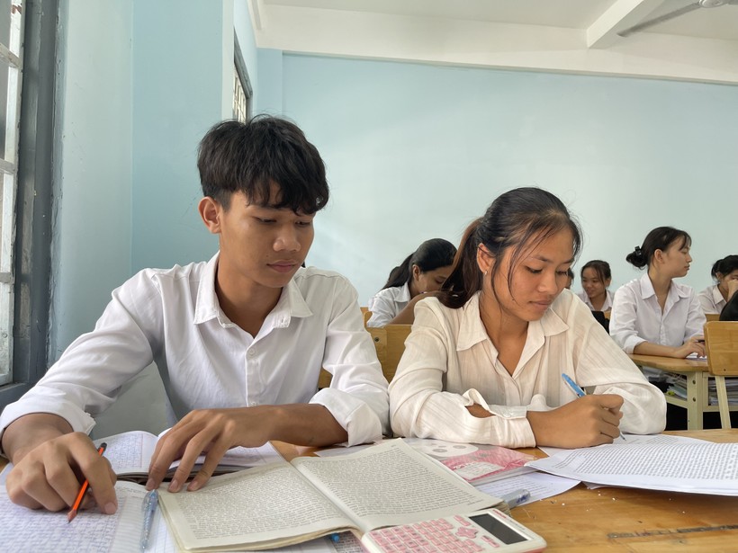 A Huỳnh (bên trái) cố gắng ôn tập, hoàn thành tốt kỳ thi tốt nghiệp THPT 2023 để thực hiện mơ ước đậu Học viện Biên phòng.