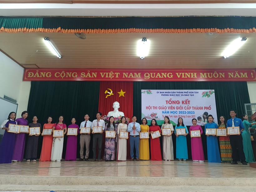254 giáo viên đạt giáo viên giỏi cấp thành phố Kon Tum năm học 2022-2023.
