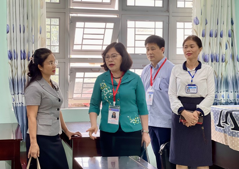 Thứ trưởng Ngô Thị Minh cùng Đoàn công tác đã đến kiểm tra cơ sở vật chất, công tác chuẩn bị cho kỳ thi tại Trường THPT Phan Bội Châu.