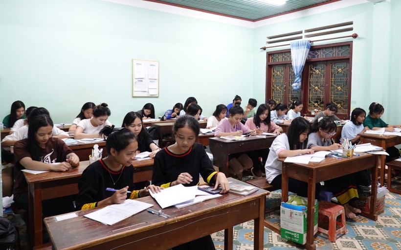 Học sinh lớp 12 tại Gia Lai ôn tập vào buổi tối để nâng cao kiến thức.