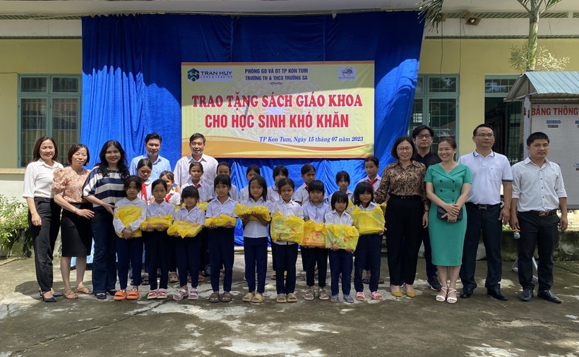 233 bộ SGK mới được trao tặng cho học sinh khó khăn tại TP Kon Tum.