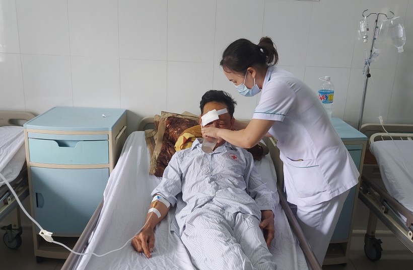 Nạn nhân bị thương đang được theo dõi, điều trị tại Bệnh viện Đa khoa tỉnh Kon Tum.