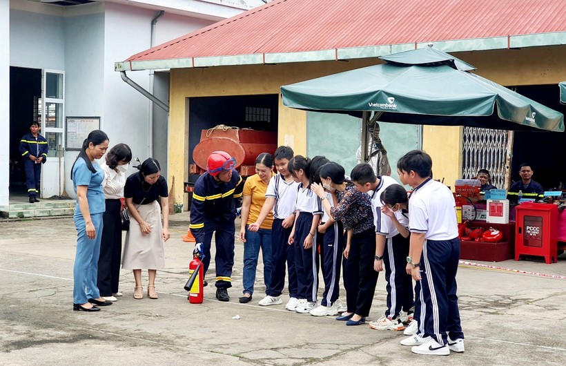 Cán bộ, chiến sĩ Phòng Cảnh sát Phòng cháy chữa cháy và Cứu nạn cứu hộ giới thiệu cho học sinh về các trang thiết bị chữa cháy. ảnh 1