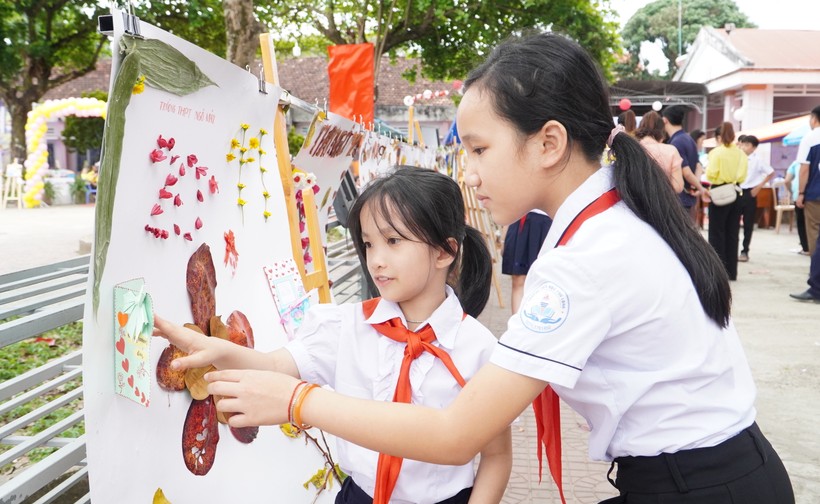 Trong khuôn khổ “Ngày hội giáo dục STEM với chủ đề “Hành trình khám phá” diễn ra từ ngày 12-13/11 học sinh các trường trên địa bàn tỉnh Kon Tum đã sáng tạo, làm tranh từ những vật liệu tái chế, thân thiện với môi trường.