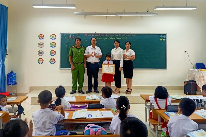 Lãnh đạo UBND thị trấn Đầm Hà trao giấy khen cho em Hoàng Thị Thu Minh.