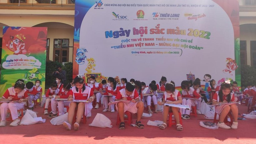 Các em thiếu nhi hưởng ứng cuộc thi vẽ tranh "Thiếu nhi Việt Nam - Mừng Đại hội Đoàn".