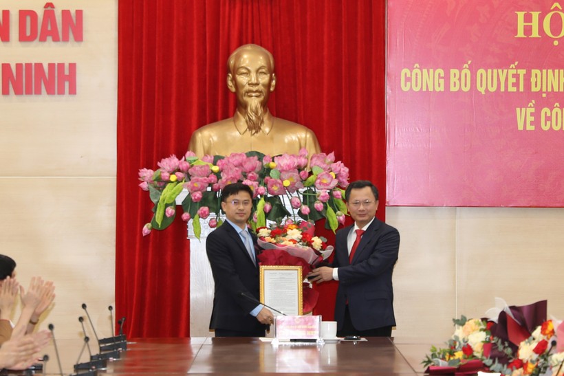 Ông Nguyễn Đức Tiệp (bên trái) nhận quyết định giữ chức vụ Hiệu trưởng Trường Đại học Hạ Long.