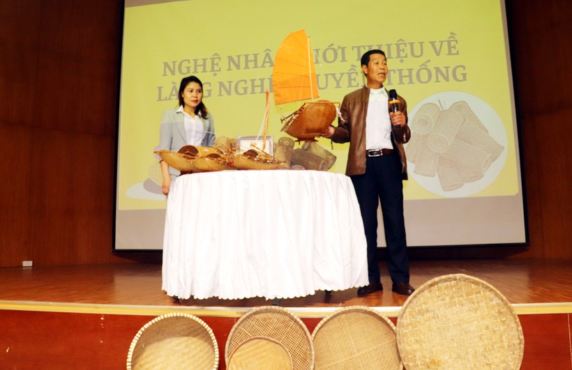 Nghệ nhân Nguyễn Anh Sáu giới thiệu cho các em học sinh về các loại ngư cụ truyền thống.