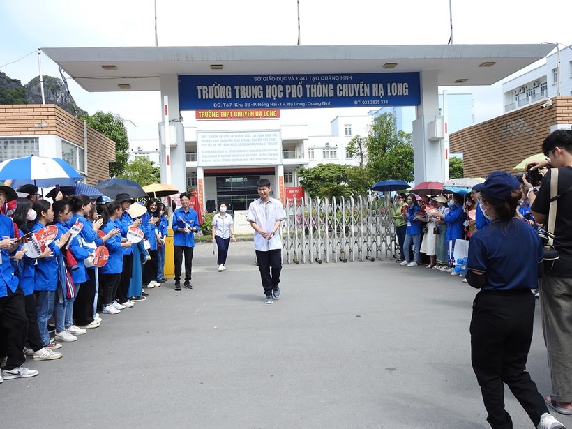 Những thí sinh đầu tiên rời phòng thi sáng nay tại điểm thi Trường THPT chuyên Hạ Long.