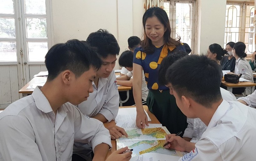 Cô Đào Thị Diệp, Trường THPT Bãi Cháy ôn tập cho học sinh lớp 12 trong giờ Địa lí.