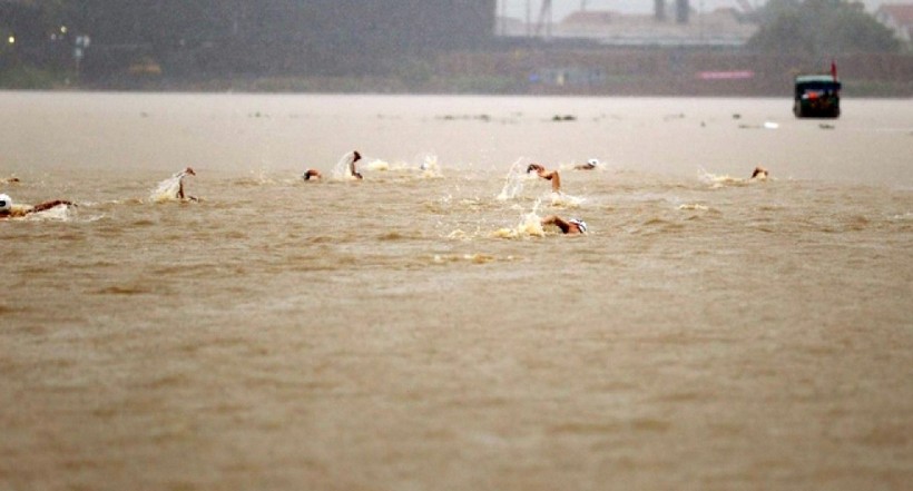 Thời tiết xấu, mực nước sông lên cao và dòng chảy xiết nhưng Hội thi bơi vẫn diễn ra tại thị xã Đông Triều. (Ảnh: T.C)