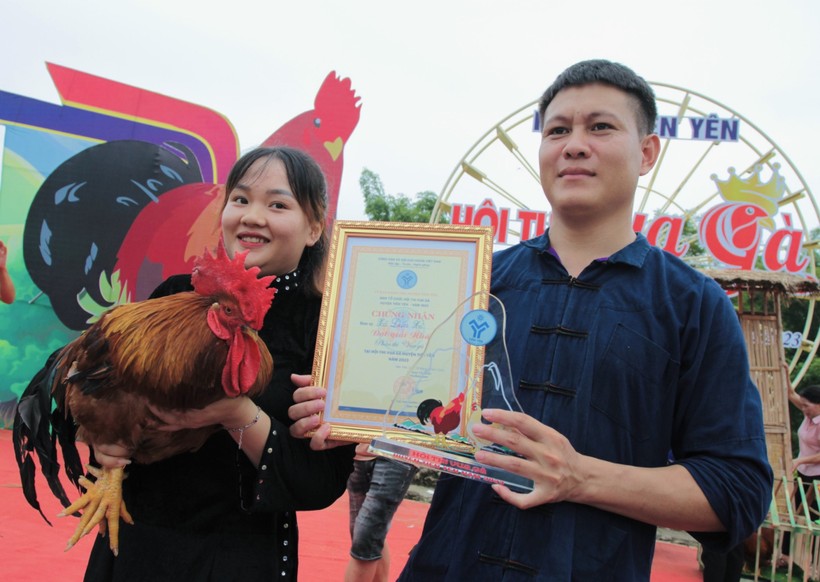 Kết quả chung cuộc, sau các phần thi, danh hiệu Vua gà đã được trao cho gà của đội xã Điền Xá. ảnh 9