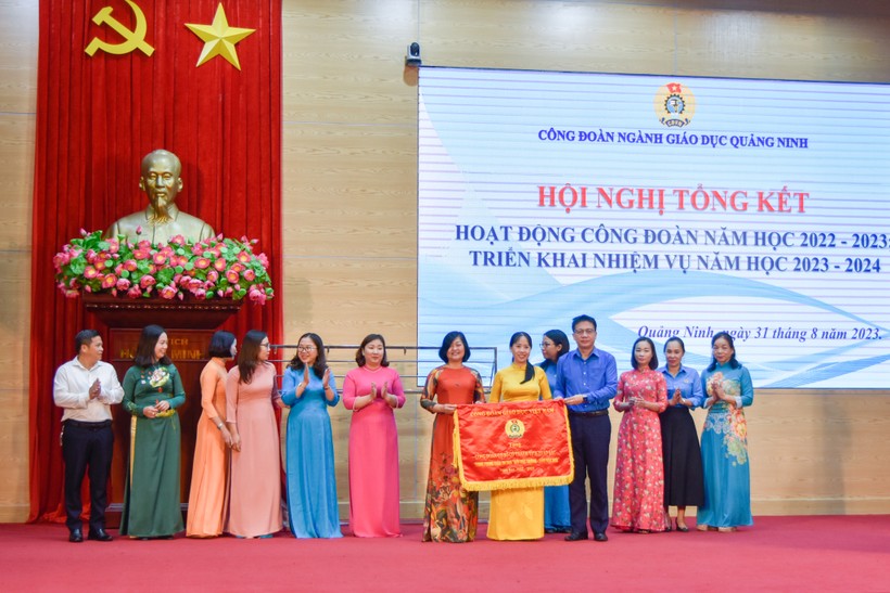Công đoàn Trường THPT Cẩm Phả vinh dự nhận cờ thi đua của Công đoàn Giáo dục Việt Nam.